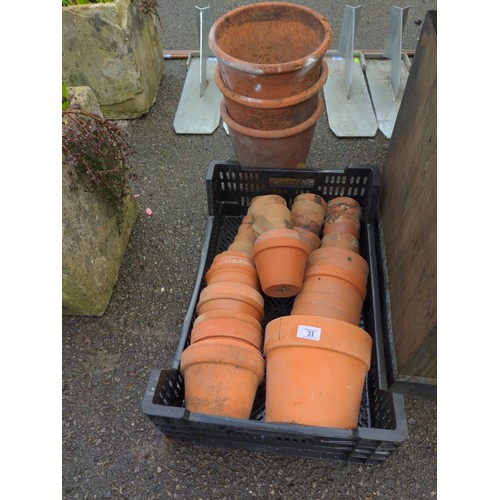 31 - Tray of terracotta pots, various sizes