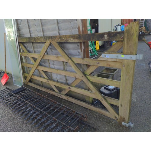 108 - 5 bar gate. W274cm