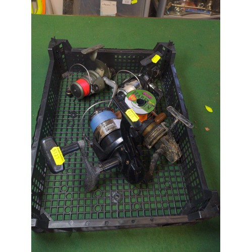 146 - Crate with 5 fishing reels together with fishing rods