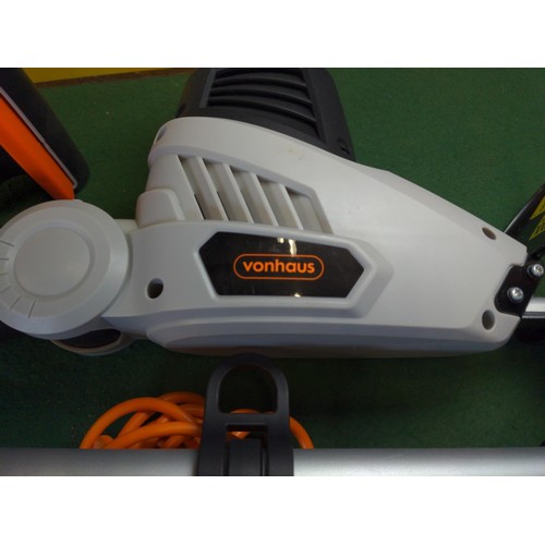 160 - VonHaus extendable electric hedge trimmer. Appears unused, tested in working order.