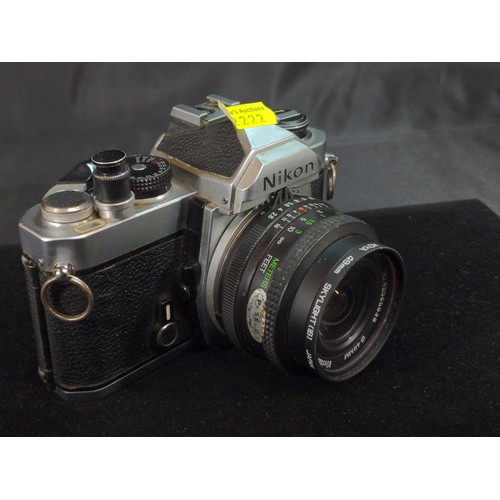 642 - Nikon FM SLR camera with Vivitar 200 mm telephoto lens and 28mm lens plus Nikon speedlight SB-16 plu... 