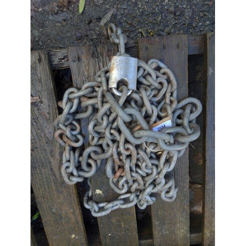 102 - Length of chunky chain, with padlock (no key!)