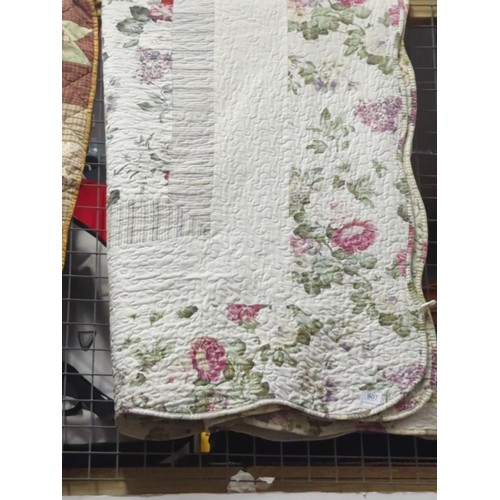 907 - King sized floral bedspread.