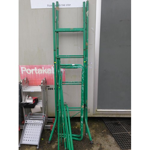 91 - Green metal scaffold frame (no boards)