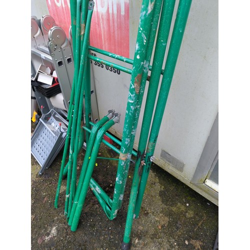 91 - Green metal scaffold frame (no boards)