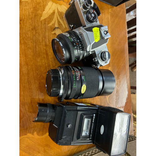 642 - Nikon FM SLR camera with Vivitar 200 mm telephoto lens and 28mm lens plus Nikon speedlight SB-16 plu... 