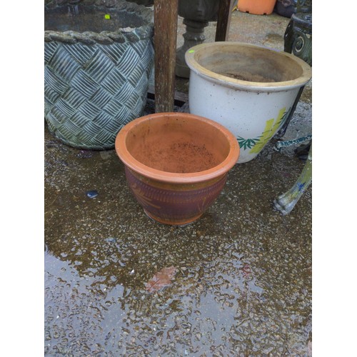 128 - 2 x garden pots (Largest D39cm H32cm)