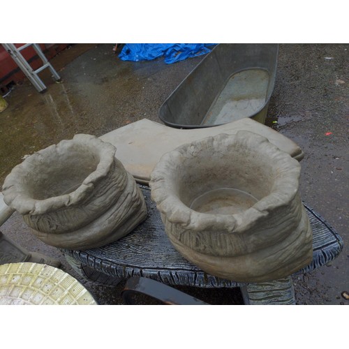 132 - 2 x modern sack shaped planters D40cm H23cm