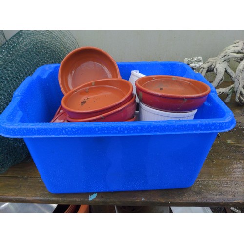 171 - Quantity of large ramekin style dishes & brown and red bowls