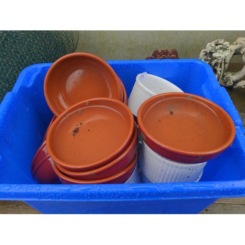 171 - Quantity of large ramekin style dishes & brown and red bowls