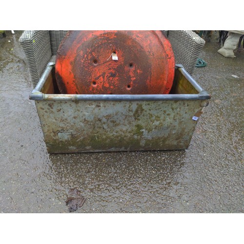 89 - Large galvanised water tank / planter. L94cm D47cm H43cm