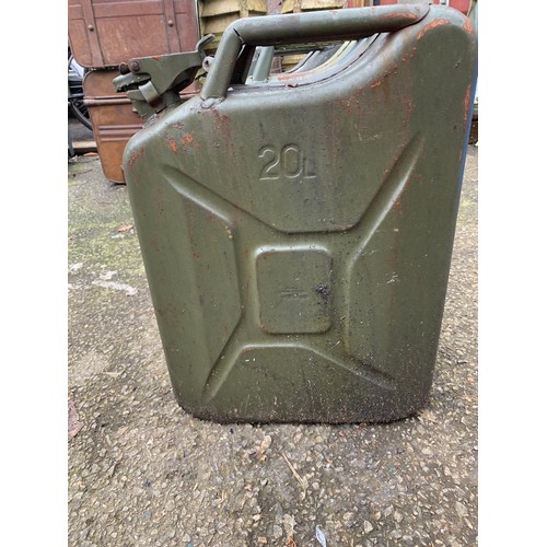 164 - 3 x Jerry cans inn green paint