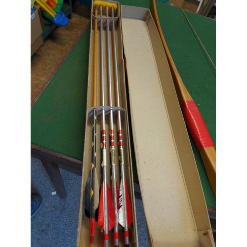 372 - Wooden longbow with box of 8 arrows 