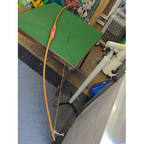 372 - Wooden longbow with box of 8 arrows 