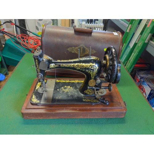 379 - Vintage singer sewing machine in wooden case 