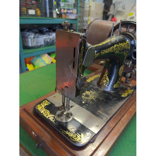 379 - Vintage singer sewing machine in wooden case 