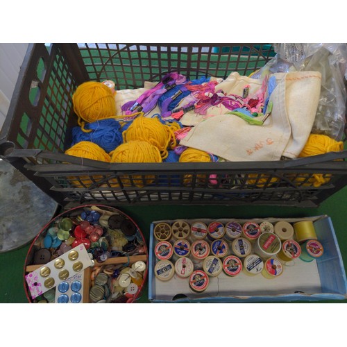 410 - Tray of cotton/thread, wool + tin of buttons 