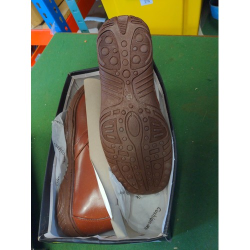 464 - Tan cushion walk mens shoes. Appear new & unused.