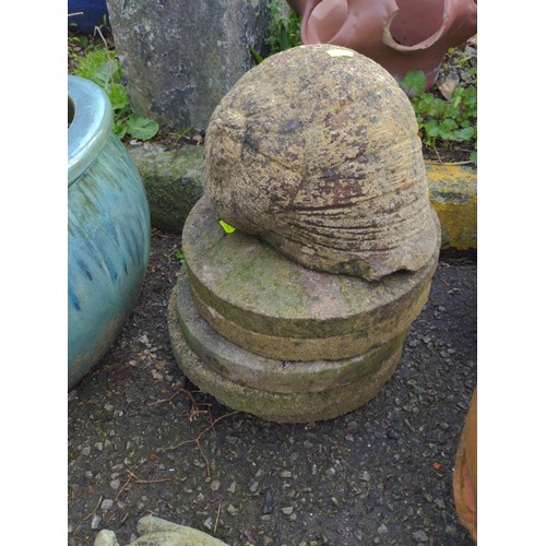 252 - Quantity of garden items Inc strawberry planter, concrete frog, snail and round paving slabs.