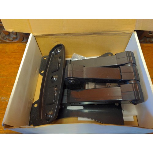 484 - LCD TV wall mount 17-37