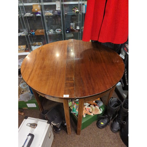 714 - Extending circular dining table.Unextended dia, 110 cm H 71 cm