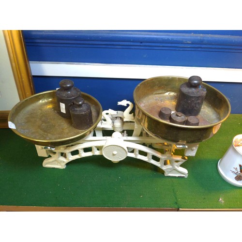 649 - Attractive set of balance scales with graduated weights