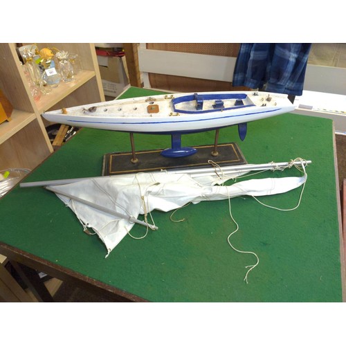 713 - 4 model boats plus bag of old modelling boat partslength of blue & white J yacht 59 cms