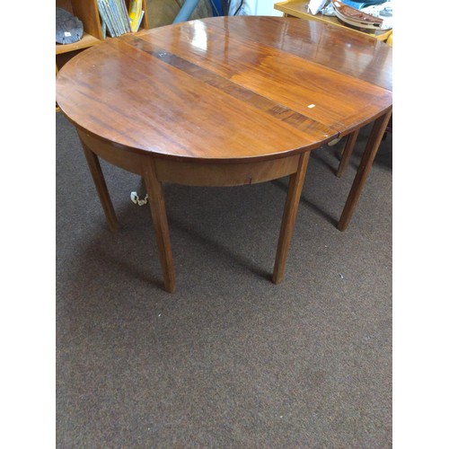 714 - Extending circular dining table.Unextended dia, 110 cm H 71 cm