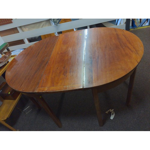 714 - Extending circular dining table.Unextended dia, 110 cm H 71 cm