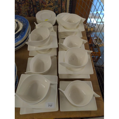 717 - Villeroy & Boch Premium porcelain new wave range 12 x soup bowls and 12 x plates & Royal ran... 