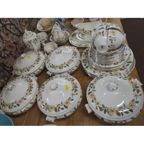 720 - Large qty. of Beaconsfield Wedgwood dinner ware, tea, coffee, tureens & serving plates 