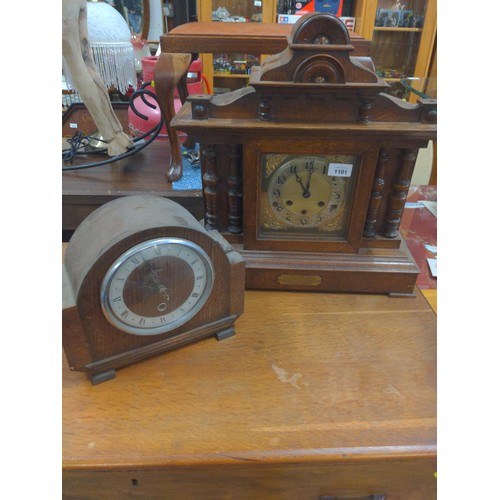 1101 - Two wooden mantle clocks W44CM D16CM H46CM 