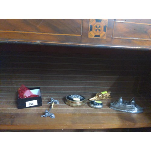 955 - Collectables inc. novelty ship condiment set and some jewellery items.