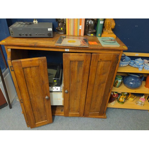 977 - Rustic side unit with internal shelves and concertina doors. 120cm long x 48cm deep x 105cm high