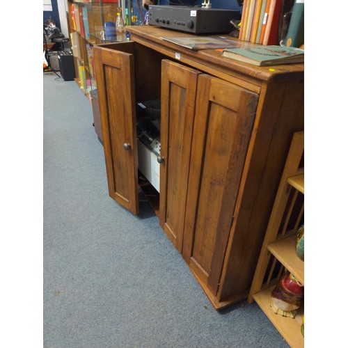 977 - Rustic side unit with internal shelves and concertina doors. 120cm long x 48cm deep x 105cm high