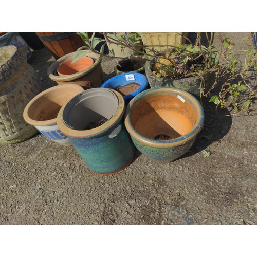 104 - Quantity of small glazed pots & large concrete planter (H31cm)