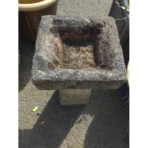 118 - Small concrete bird bath. H40cm