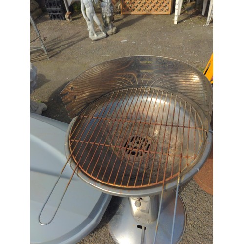 121 - Stainless steel pedestal BBQ