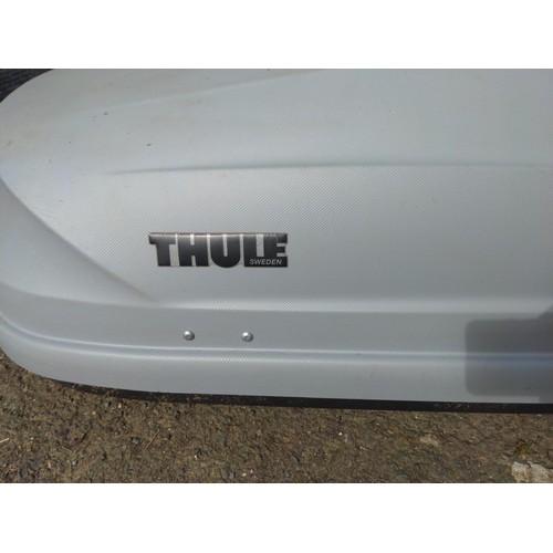 122 - Thule roof box, with mounting blocks & keys. L175cm