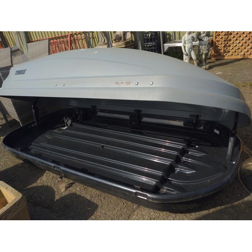 122 - Thule roof box, with mounting blocks & keys. L175cm