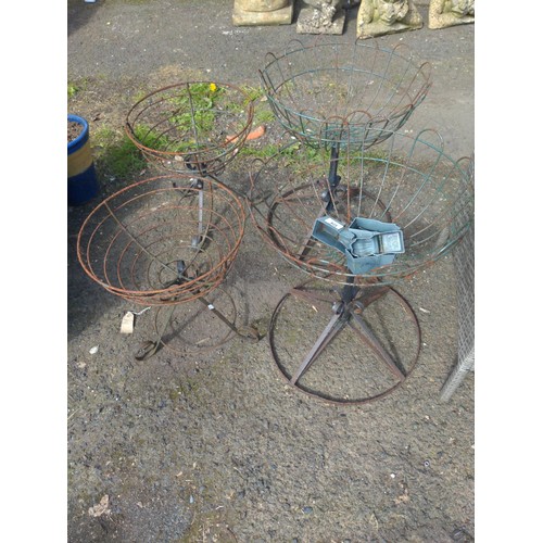 124 - 4x metal garden planter stands