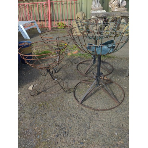 124 - 4x metal garden planter stands