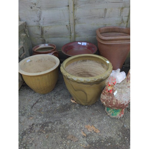 133 - 5x glazed pots (tallest H35cm), with concrete chicken & large shell