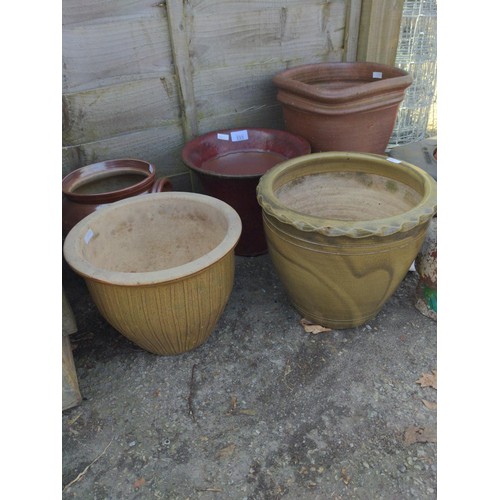 133 - 5x glazed pots (tallest H35cm), with concrete chicken & large shell