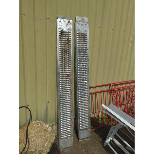 17 - Pair of ride on mower ramps. L198cm