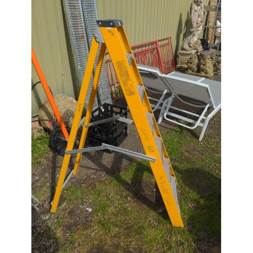 20 - 6 step electricians step ladder