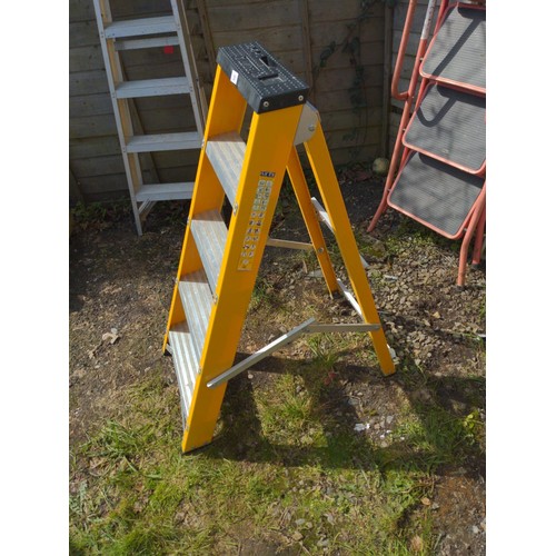 23 - Lyte 4 step electricans step ladder