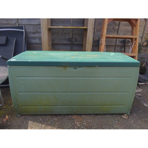 33 - Keter plastic garden storage chest. 121cm x 53cm x H62cm 