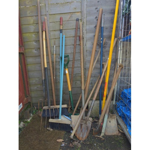 40 - Quantity of long handled tools