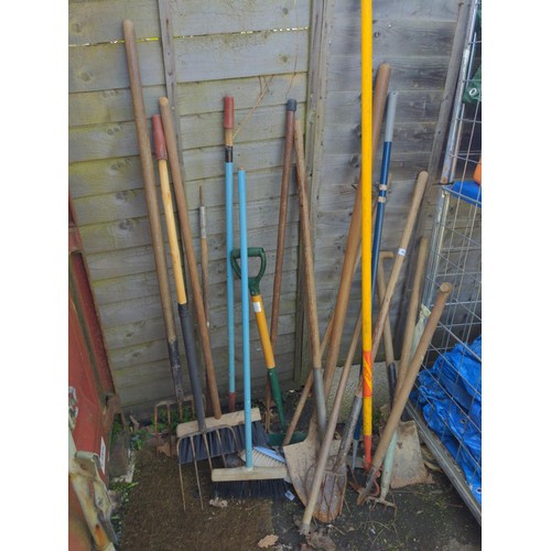 40 - Quantity of long handled tools